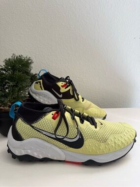 Nike Wildhorse 7 Women size 10 yellow  and Black Trail Running Shoes with Blue